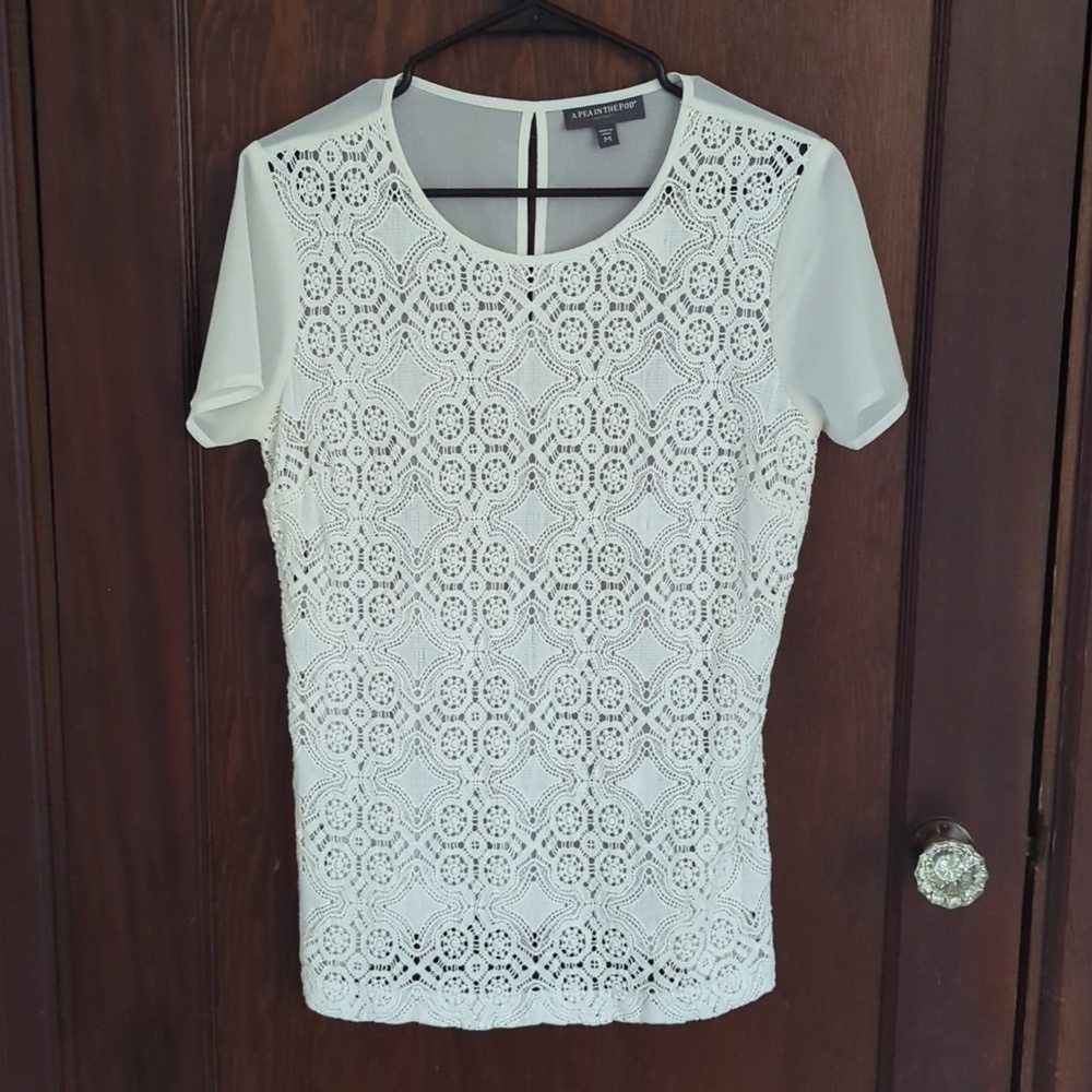 A Pea In The Pod White Crochet Sheer Maternity Blouse Size Medium